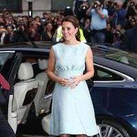 Sang putri tak tampak menggemuk dalam balutan gaun biru Emilia Wickstead seharga Rp 24 juta ini. Foto: Dok. Getty Images