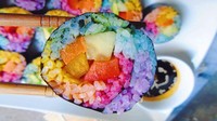 Berbeda dengan sushi mozaic, sushi roll yang satu ini dipadukan dengan nasi warna-warni dengan isian aneka sayuran. Mau coba? Foto: Istimewa