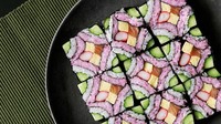 Sushinya berbentuk kotak. Disusun sedemikian rupa sehingga membuat sushi menjadi susunan yang cantik. Nasinya berwarna putih, merah jambu, telur, crab dan salmon dengan paduan timun. Foto: Istimewa