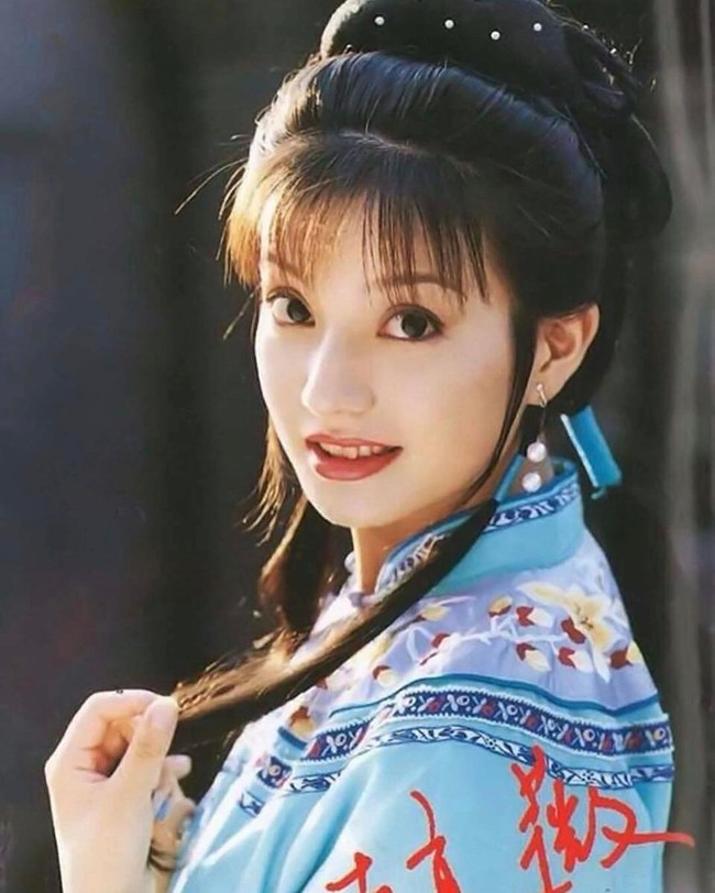 Ini adalah Vicky Zhao saat berperan sebagai Xiao Yanzi, salah satu karakter utama dalam serial Putri Huan Zhu. Ia dikenal dengan karakter gadis yang ceria, jahil dan sial.Foto: Instagram