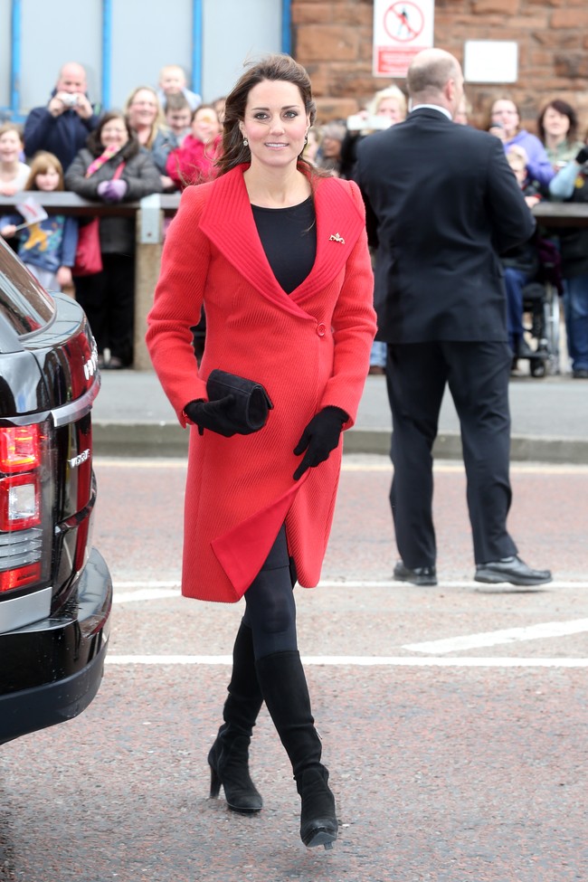 Coat merah favorit Kate Middleton menghangatkan dirinya saat musim dingin tahun 2015 lalu. Foto: Dok. Getty Images