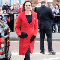 Coat merah favorit Kate Middleton menghangatkan dirinya saat musim dingin tahun 2015 lalu. Foto: Dok. Getty Images