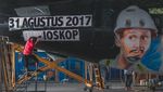 Begini Proses Mural Warkop DKI Reborn di Pesawat