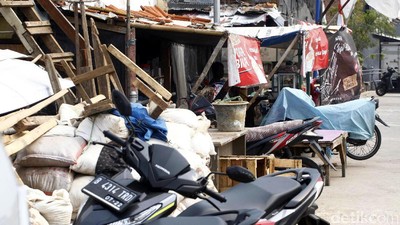 Jalan Inspeksi yang Jadi Kumuh