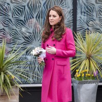 Beberapa saat sebelum melahirkan Putri Charlotte di tahun 2015, Kate memberikan petunjuk tentang gender bayinya dari coat warna fucshia ini. Foto: Dok. Getty Images