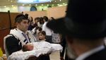 Foto: Ritual Sunat Bayi di Israel