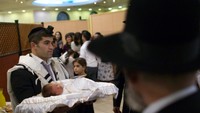 Kementerian Kesehatan tidak menyimpan catatan tentang data bayi yang mengikuti ritual ini. Namun memperkirakan sekitar 60.000 sampai 70.000, sesuai dengan jumlah anak laki-laki yang lahir pada tahun 2010, menurut Biro Pusat Statistik (Ronen Zvulun/Reuters)