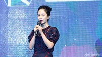 Song Ji Hyo memadukan gaun biru bercorak merah dengan tatanan rambut dan makeup yang simpel. (Foto: Song Ji Hyo (Ismail/detikHOT)