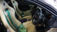 Melihat ke interior, sang modifikator memasang jok Bride Kuga karbon dengan bahan dari MBtech warna beige.