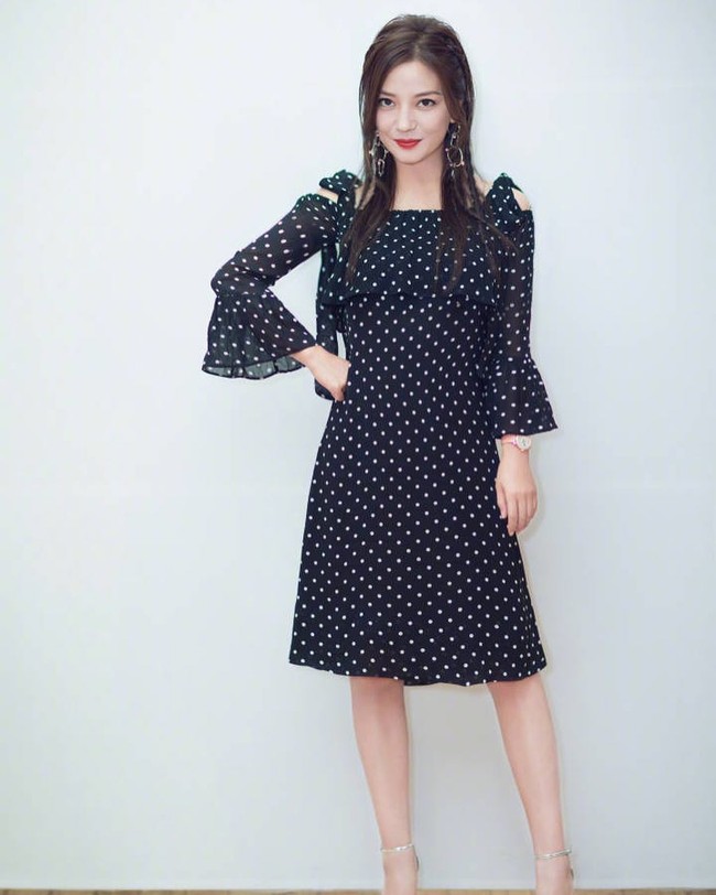 Menikah pada 2008 dan telah memiliki anak, Vicky Zhao juga saat ini masih aktif di dunia hiburan. Foto: Instagram