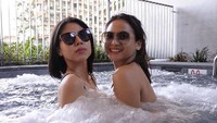 Acha bersama temannya berendam air hangat. Dok. Instagram/septriasaacha