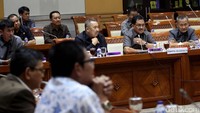 Anggota Komisi III DPR Daeng Muhammad menyebut agenda rapat ini sejatinya dengan Jaksa Agung HM Prasetyo namun Prasetyo berhalangan hadir. Dalam rapat, dua jaksa yang terkena OTT KPK di Pamekasan juga dihadirkan.