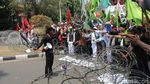 Massa Bela Rohingya Terobos Kawat Berduri
