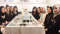 Acara tersebut tampak digelar di sebuah restoran dengan tema biru. Dok. Instagram/shireensungkar
