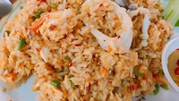 Pedas-pedas gurih, nasi goreng gaya Thailand ini bisa dipadu dengan udang dan cumi. Harus dimakan hangat agar rasanya tetap enak.Foto: Istimewa