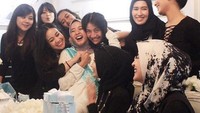 Acara tersebut dihadiri sahabat lainnya dan berlangsung cukup meriah, Selasa (5/9/2017) malam. Dok. Instagram/shireensungkar