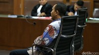Mantan Bupati Buton Samsu Umar Abdul Samiun dituntut 5 tahun penjara dan denda Rp 150 juta subsider 3 bulan.