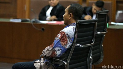 Mantan Bupati Buton Samsu Umar Dituntut 5 Tahun Penjara
