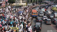 Massa bertahan di sisi timur Bundaran HI arah Jalan Sutan Syahrir, tepatnya di dekat Pos Polisi, Rabu (6/9/2017) pukul 14.30 WIB. Massa berorasi bergantian di atas mobil komando. (Foto: Ibnu Hariyanto/detikcom)