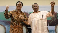 Effendi Simbolon (kiri) dan Syamsul Arifin (kanan) mengepalkan tangan bersama saat jumpa pers di gedung DPR, Jakarta, Rabu (6/9/2017).