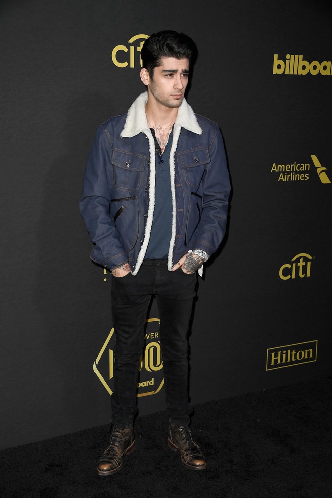 Untuk acara Billboard Power 100, Zayn tampil kasual dengan jaket denim dengan dalaman bulu atau yang istilahnya disebut shearling. Miliknya datang dari merek Coach koleksi Spring/Summer 2017. Foto: Dok. Getty Images