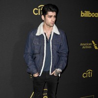 Untuk acara Billboard Power 100, Zayn tampil kasual dengan jaket denim dengan dalaman bulu atau yang istilahnya disebut shearling. Miliknya datang dari merek Coach koleksi Spring/Summer 2017. Foto: Dok. Getty Images