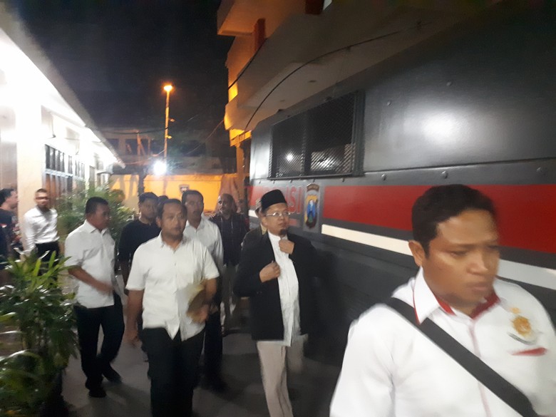 Tinggalkan Polda Jatim, Alfian Tanjung Diterbangkan ke Jakarta Tinggalkan Polda Jatim, Alfian Tanjung Diterbangkan ke Jakarta