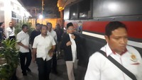Alfian yang berkacamata, mengenakan peci hitam, dan jaket hitam, meninggalkan ruangan di gedung Ditreskrimum dengan didampingi pengacaranya. Alfian mendapatkan penjagaan dari petugas Ditreskrimum Polda Jatim. Foto: Rois Jajeli