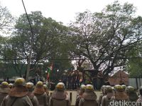 Sidang Vonis, Pendukung Eks Kadisdik Jabar Naik Pagar PN Bandung
