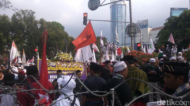 Massa masih bertahan di depan Kedubes Myanmar.