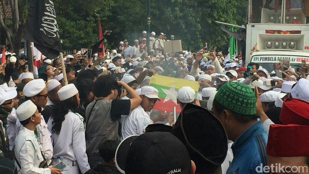 Atas ricuh ini, petugas membentuk blokade dan menyemprotkan air dengan water cannon