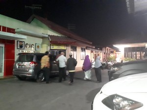 Ditahan di Polda Jatim, Alfian Tanjung Dijenguk Istri dan Anak