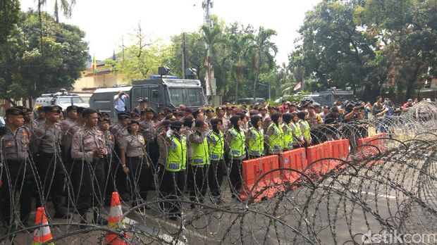 Aksi Solidaritas Rohingya di depan Kedubes Myanmar.
