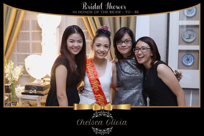 Sebelum dinikahi Glenn Alinskie pada 3 Oktober 2015, Chelsea Olivia mendapatkan kejutan pesta bridal shower dari para sahabatnya. Chelsea tampak didandani dengan mahkota bertuliskan bride to be di pesta lajangnya tersebut. Foto: Dok. Instagram