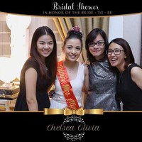 Sebelum dinikahi Glenn Alinskie pada 3 Oktober 2015, Chelsea Olivia mendapatkan kejutan pesta bridal shower dari para sahabatnya. Chelsea tampak didandani dengan mahkota bertuliskan bride to be di pesta lajangnya tersebut. Foto: Dok. Instagram
