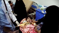 Seorang petugas berusaha memberikan hidrasi langsung ke mulut seorang anak penderita kolera. (Foto: Reuters)