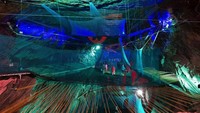 Bounce Below, Wales. Tambang berusia 176 tahun ini berada di dekat Blaenau Ffestiniog, North Wales dan menjadi taman bermain bawah tanah pada tahun 2015 saat Bounce Below dibuka. Investasinya mencapai USD 920.000. Ada sebuah jaring trampolin bertingkat yang digantung di gua seukuran katedral (Dok. CNN)