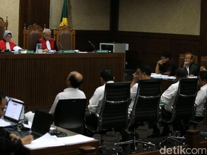 Jaksa Tanya Sekjen Kemendes Soal Istilah Mission Impossible