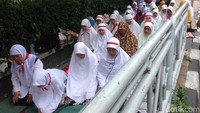 Pantauan detikcom, massa yang didominasi para perempuan terlihat bersiap salat zuhur sekitar pukul 12.15 WIB, Rabu (6/9/2017). Mereka salat di sebelah timur Halte Imam Bonjol, Jakarta Pusat.  Foto: Ibnu Hariyanto-detikcom