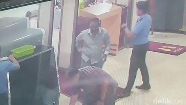  Mochamad Akbar alias Abdul Malik Aziz pelaku penembakan istrinya Indria saat berada di Bandara Halim Perdanakusuma