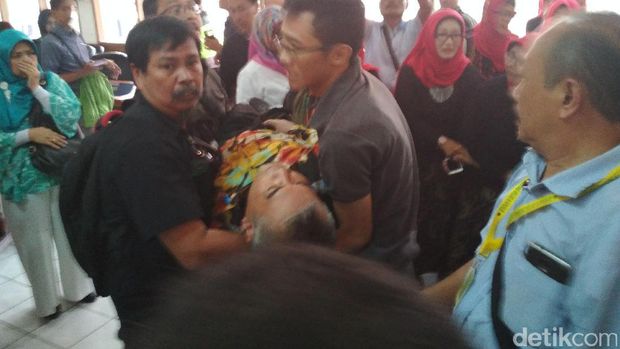 Divonis 3 Tahun Bui, Eks Kadisdik Jabar Pingsan