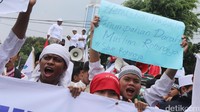 Seperti diketahui muslim Rohingya mengalami kekerasaan oleh pemerintahnya sendiri. Mereka dibantai dan diusir dari kampung halamannya.
