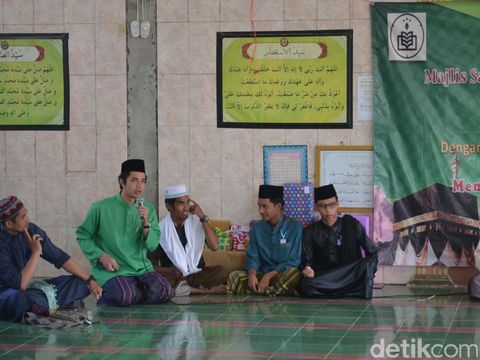 Santri ponpes di Lamongan belajar beradaptasi/