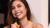 Valerie tampak happy saat ditemui di acara filmnya bertajuk Susah Sinyal itu. Pool/Noel/detikFoto.