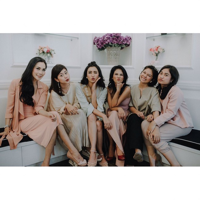 Pesta bridal shower Tyas Mirasih digelar berbeda dari lainnya. Hal itu karena pesta yang biasanya diadakan oleh para sahabat calon pengantin, khusus Tyas, justru dia sendiri yang membuatnya. Istri Raiden Soedjono itu memang ingin memberikan kejutan pada sahabatnya jelang pernikahannya pada 8 Juli 2017 kemarin. Foto: Dok. Instagram