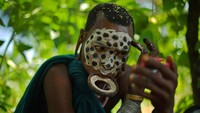 Ukuran dari piringan tiap wanita berbeda-beda. Saat sudah menikah, para wanita pun memakai piringan yang diberikan oleh suami (Carl de Souza/AFP)