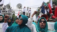 Perwakilan demostran berorasi.