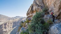 Alila Jabal Akhdar yang tepat bertengger di atas gunung itu, tepat menghadap ngarai yang amat cantik dan dikelilingi pemandangan pegunungan Al Hajar (Dok. CNN Travel)