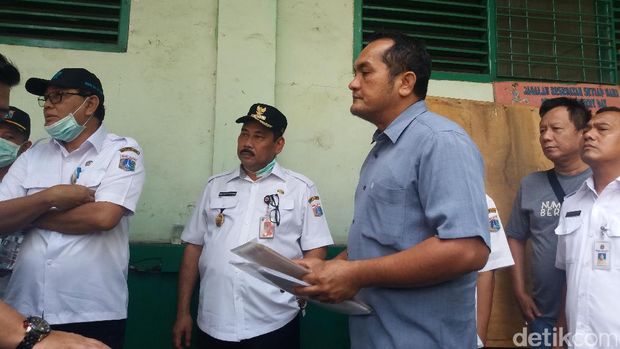 Kawasan Sekolah di Pinangsia Dibongkar, Warga Protes