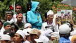 Massa Bela Rohingya Terobos Kawat Berduri